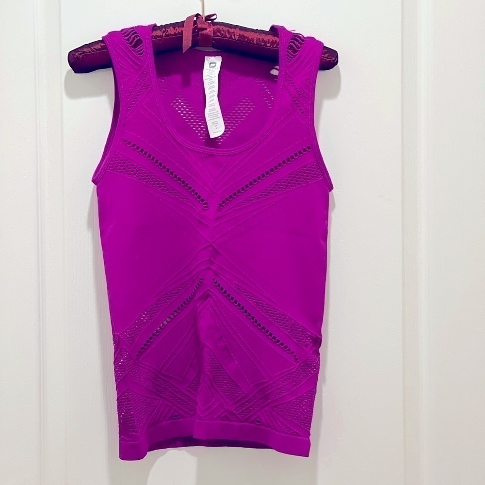 Fabletics Cut Out Fitted
Muscle Tank Top size: small